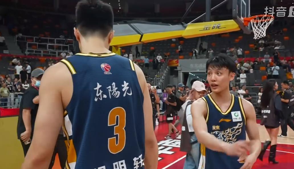 胡明轩得0分，无颜面对球迷，徐杰走上前与胡明轩说着什么，像是在安慰和指导胡明轩，