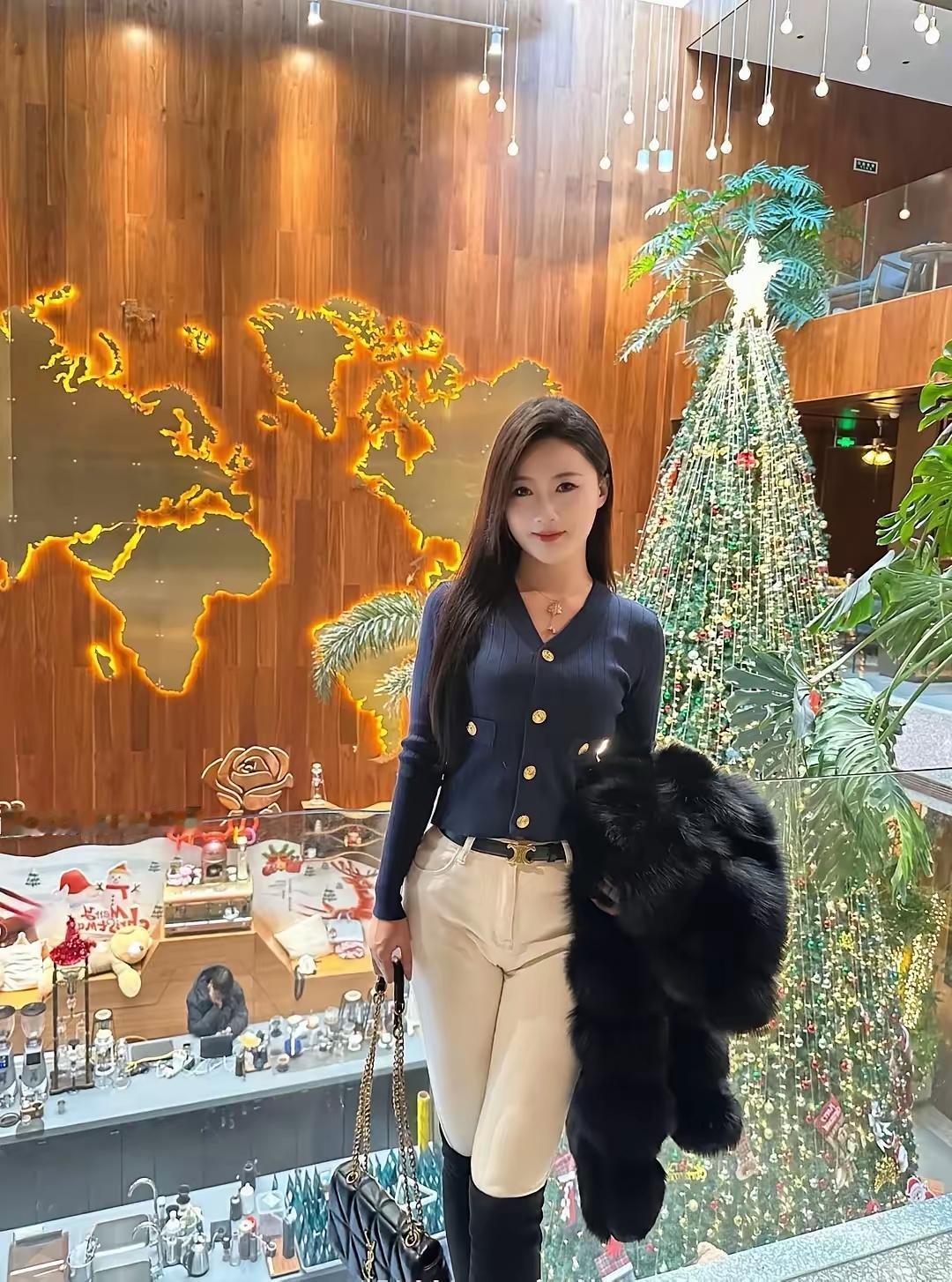 圣诞氛围浓厚的咖啡店打卡，黑熊抱枕超可爱！🎄☕️🐻
