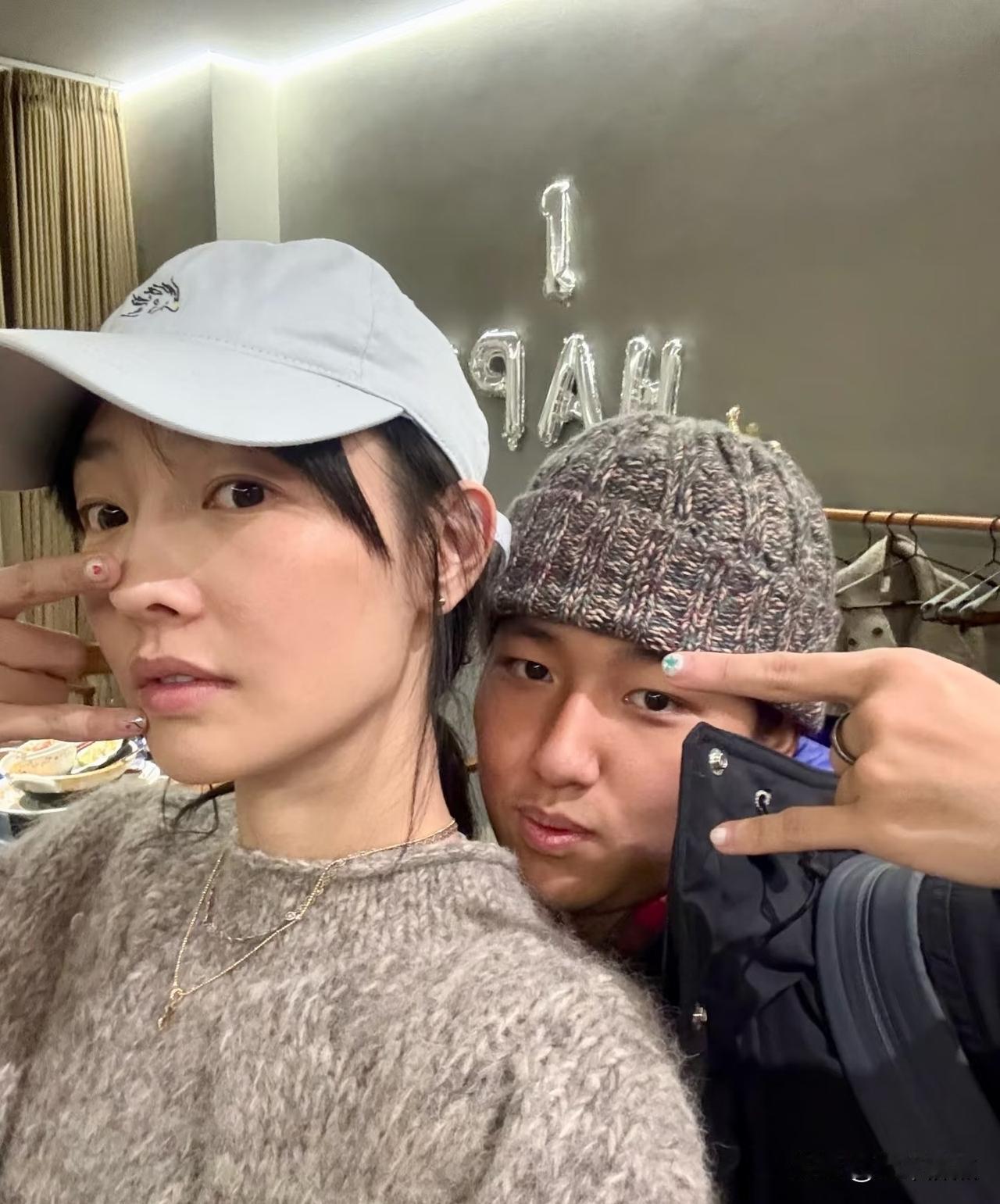 白百何晒儿子正脸照，全网愣住，这真是母子？，一张照片把人看迷糊了。那天零点，她