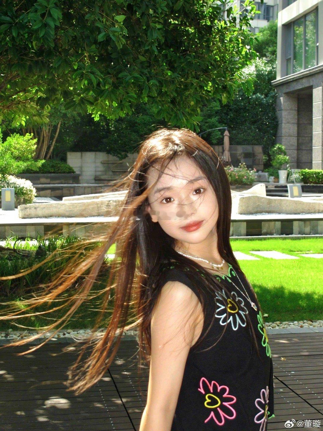 小酒窝真的是星味儿十足，在星二代里都是出众的，有爸爸妈妈的高颜值，相信将来一定是