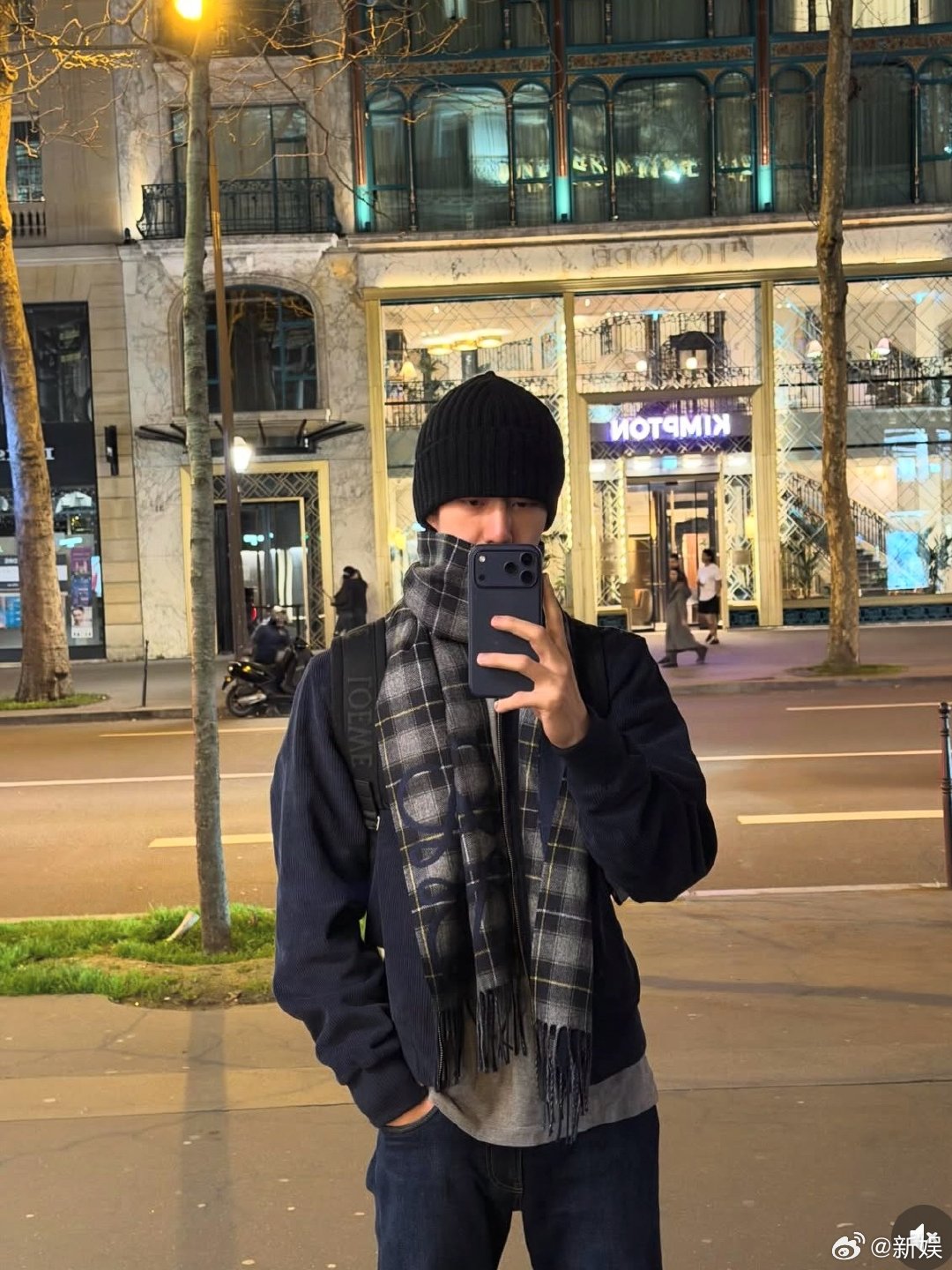 王一博巴黎自拍王一博巴黎时装周自拍难得，王一博ins更新了，还晒的是自拍！巴黎