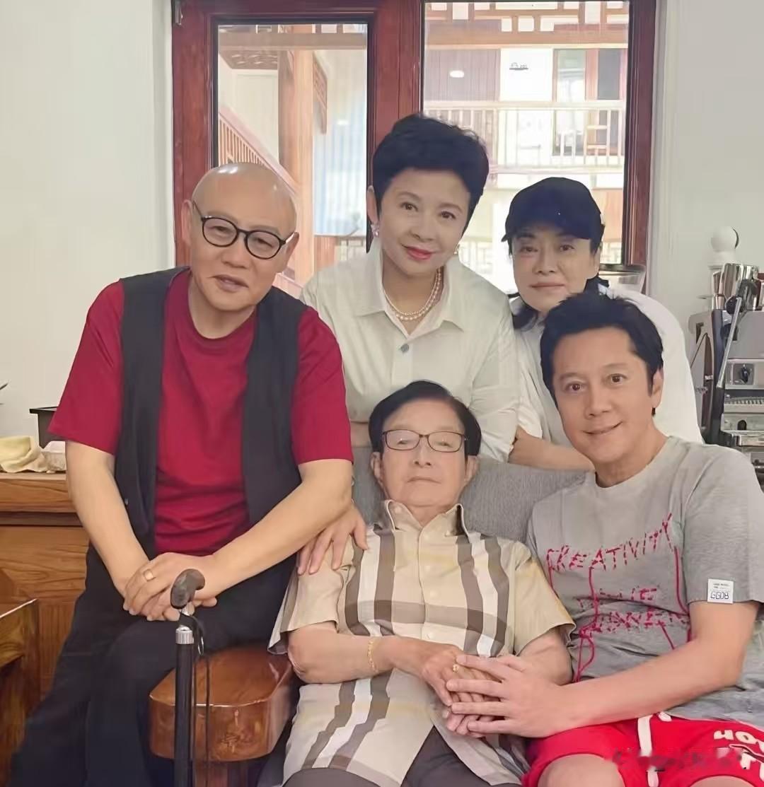 谷建芬老师桃李满天下，这话真不是场面话。你数数她带出来的人：毛阿敏、刘欢、那英、