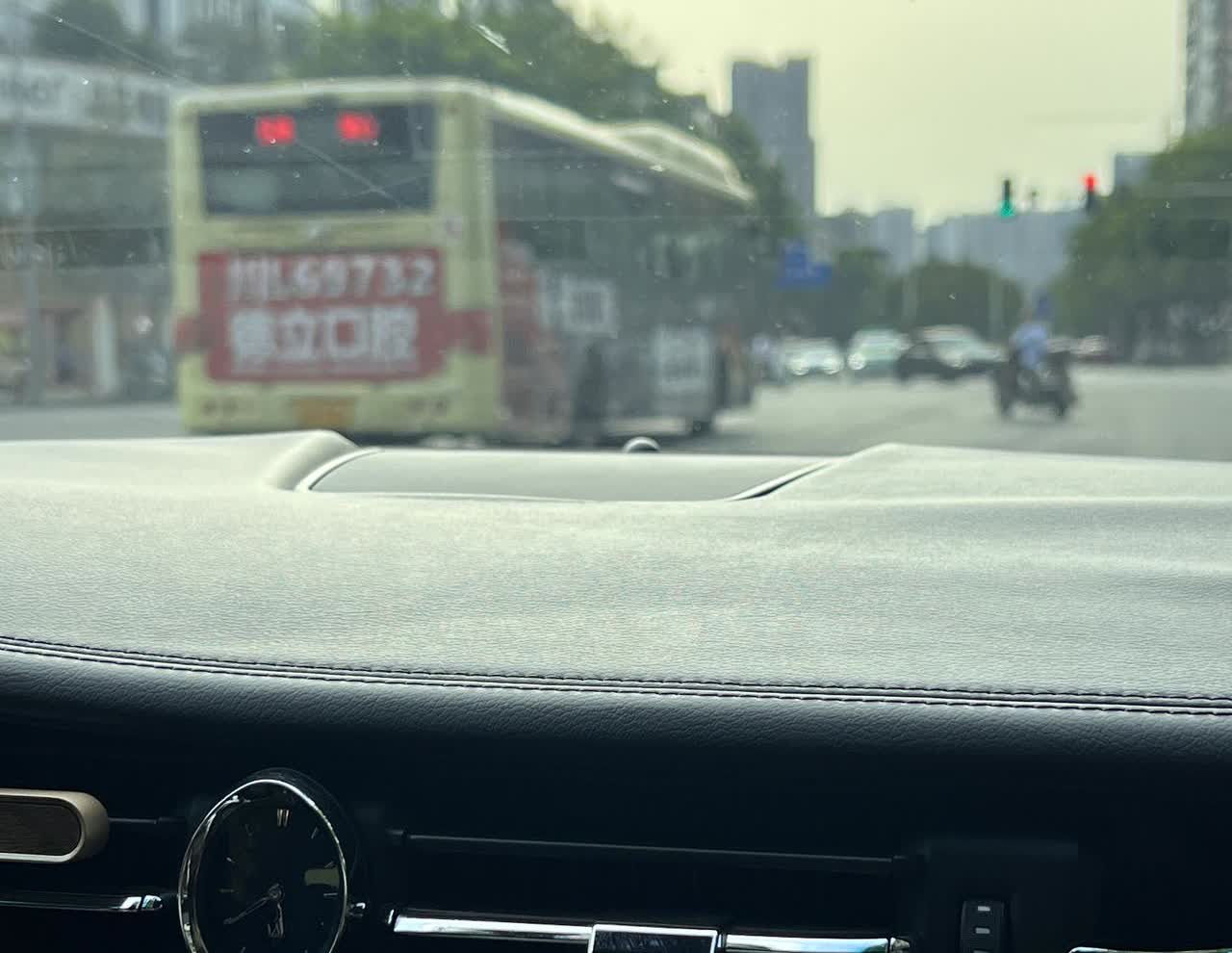 多年前一男子去发廊理发，被突击扫黄的带走，第二天就被放出来了。因为被抓的人里