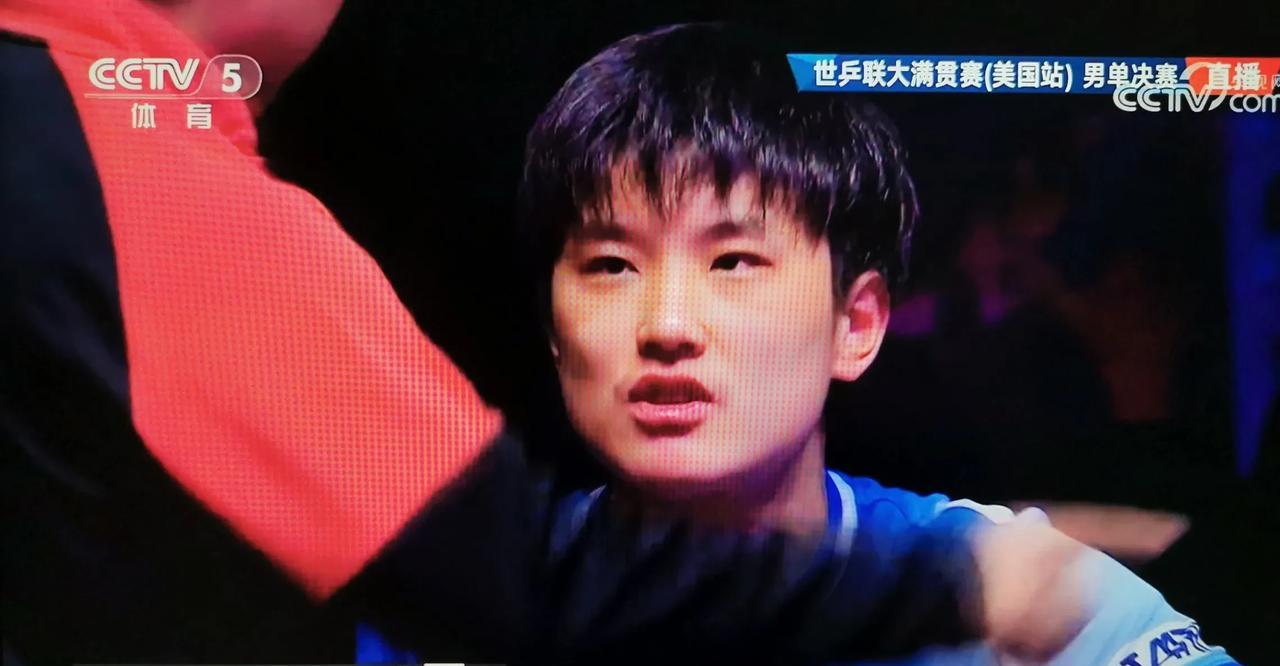 王楚钦最终夺冠，但他居然没有半决赛赢球那么兴奋。第四局9-8的时候，王皓教练给