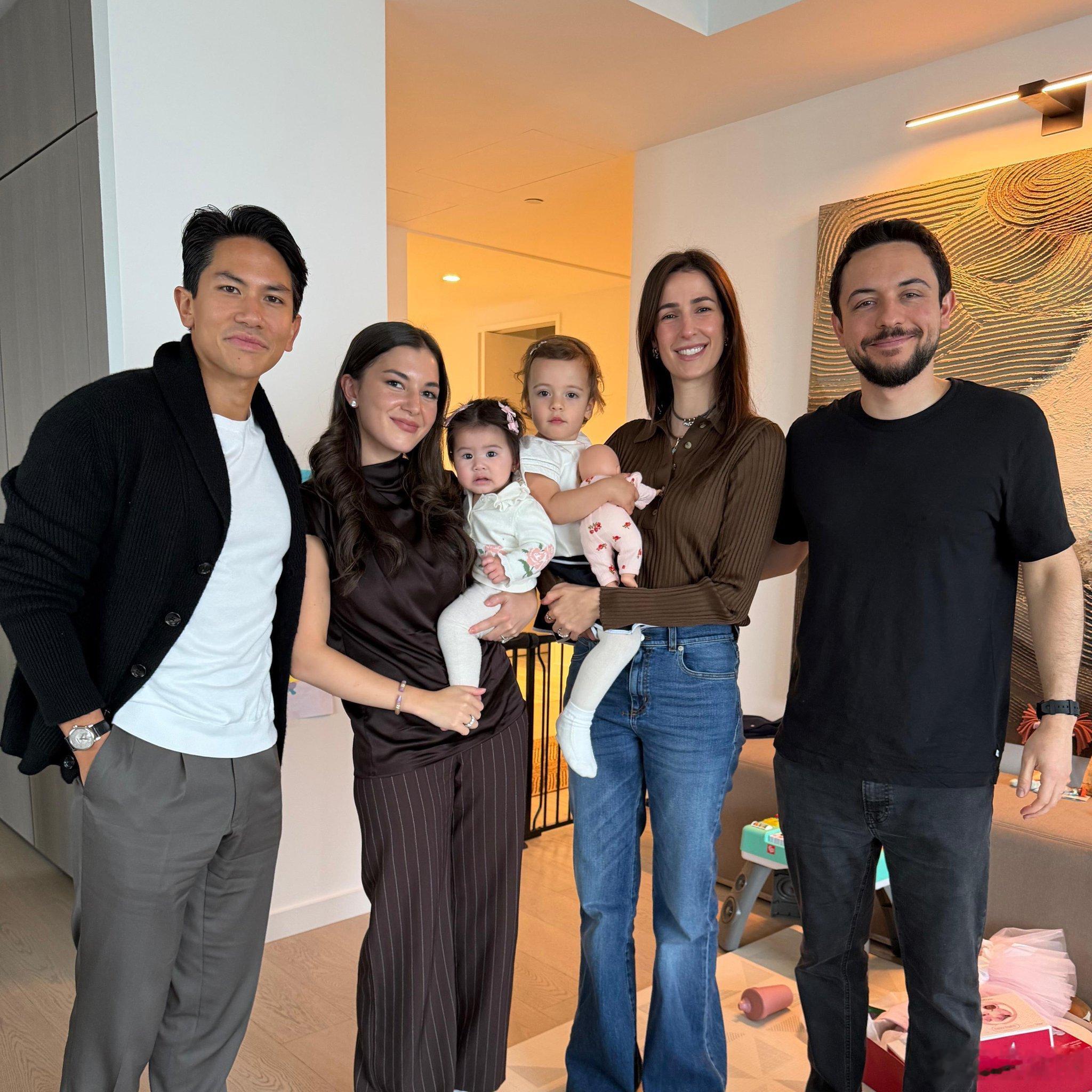 约旦王室文莱王室🇯🇴🇧🇳9月28日，侯赛因王储一家和阿卜杜尔·马丁王子