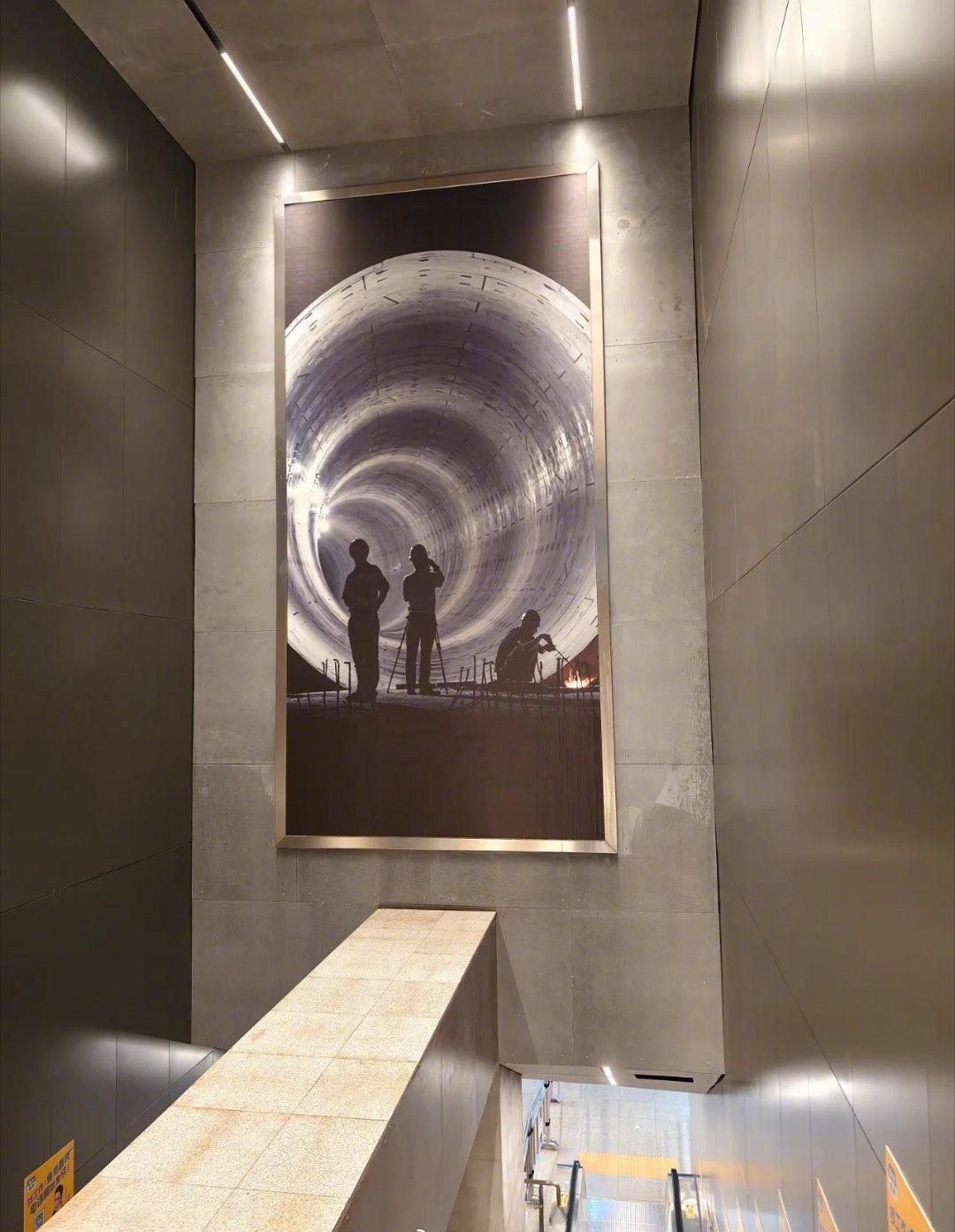 【深圳把城市C位给你安排上了！网友怒赞：慕了！想当深圳人】深圳地铁黄金广告位是巨