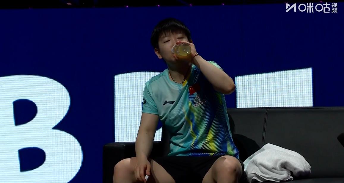 情况不妙，莎莎的正手被蒯曼给盯死了，第一局蒯曼加旋转了，限制住了莎莎的前三板