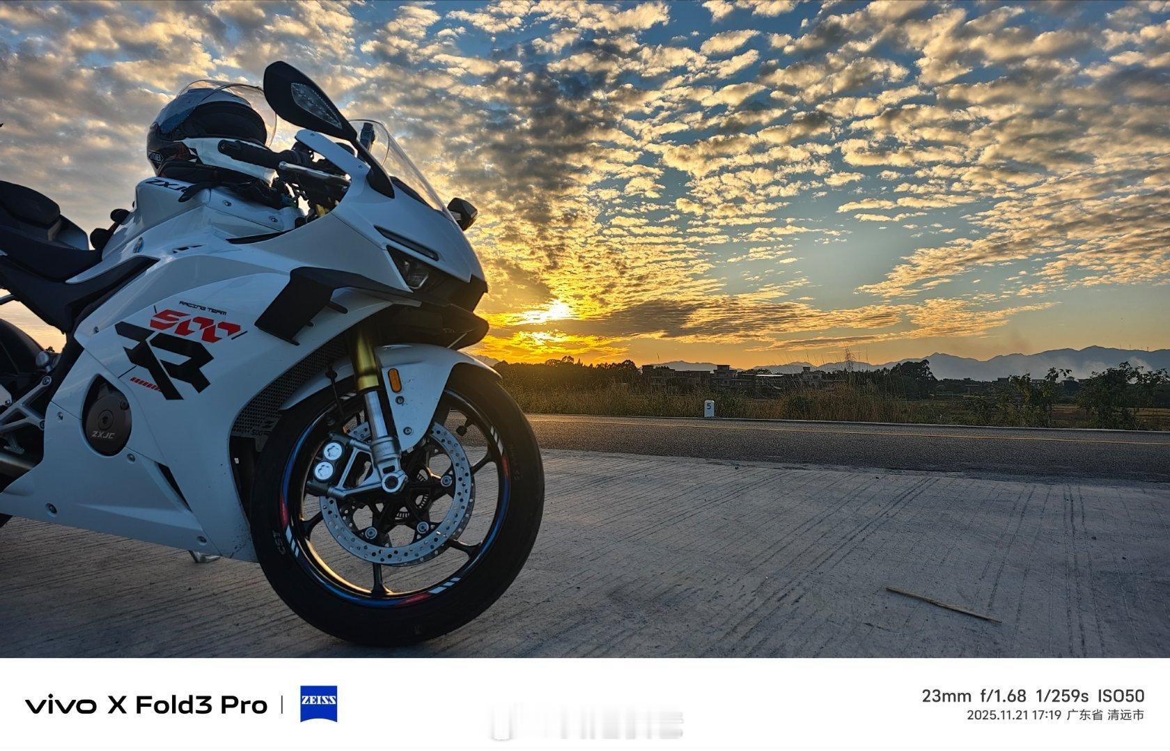 夕阳渐渐西下，洒下一片金色的光辉，给大地披上了一层梦幻的纱衣。路边的花草树木都被