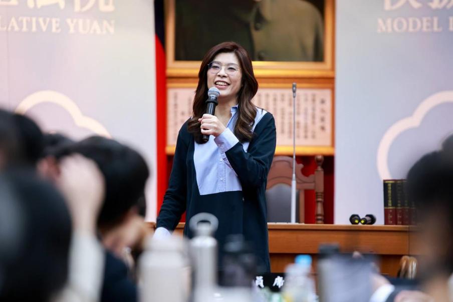 就在刚刚，中国“国民党主席”郑丽文发表声明，8月4日，郑丽文出席青年营队