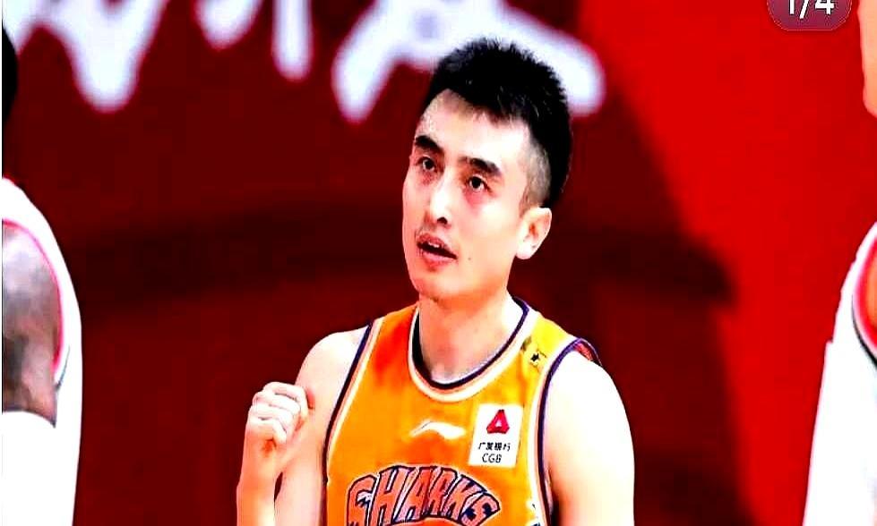 罗汉琛的合同一签，北控老将张帆就知道，自己那个柜子该腾地方了。他在队里拼了