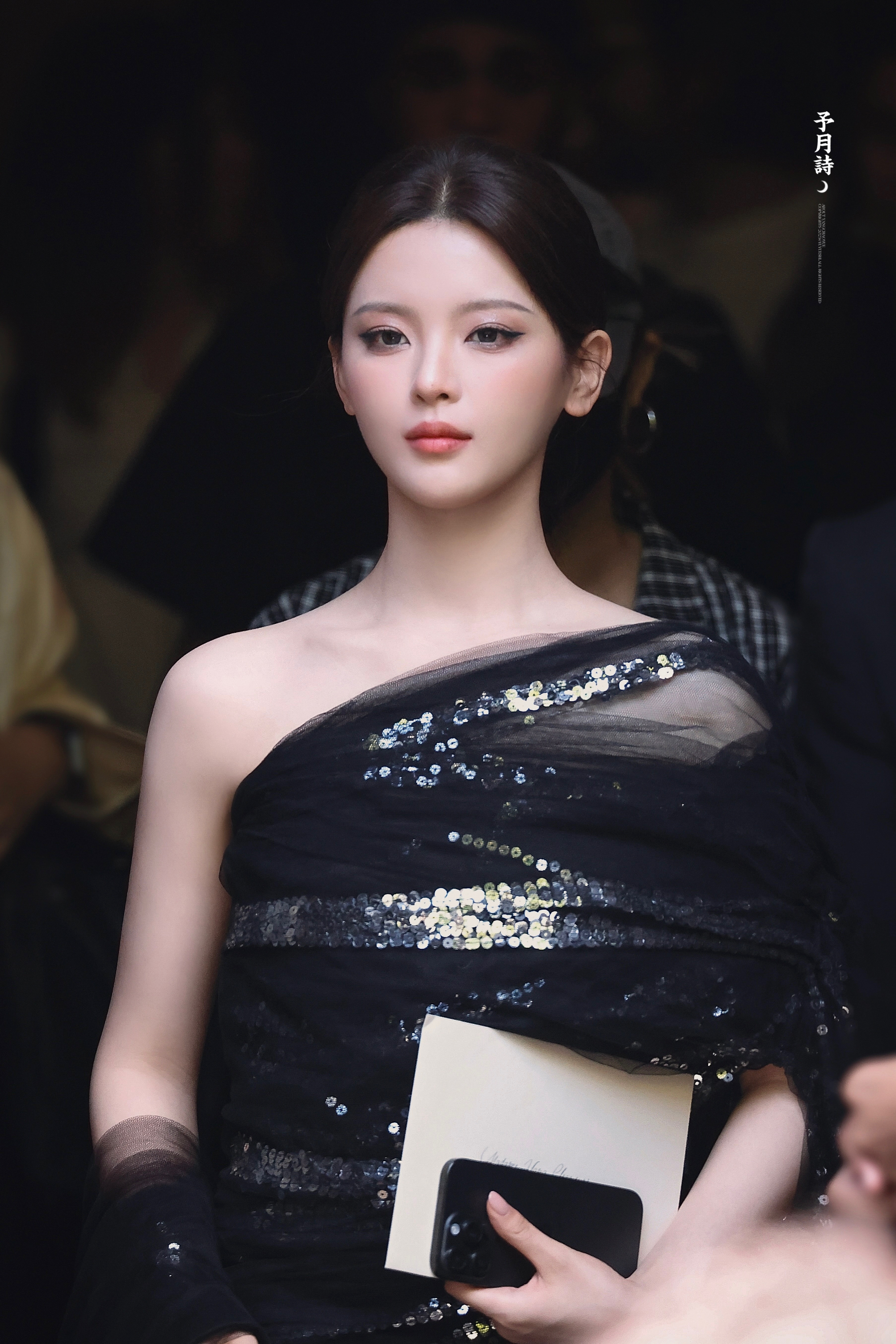 杨超越巴黎世家看秀造型，超越妹妹硬照这块就没输过杨超越睡袍live​​
