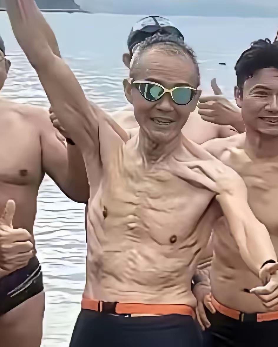 最近网上疯传74岁王石在海边赤膊的照片，照片里他瘦得肋骨分明，皮肤松弛皱巴，有人