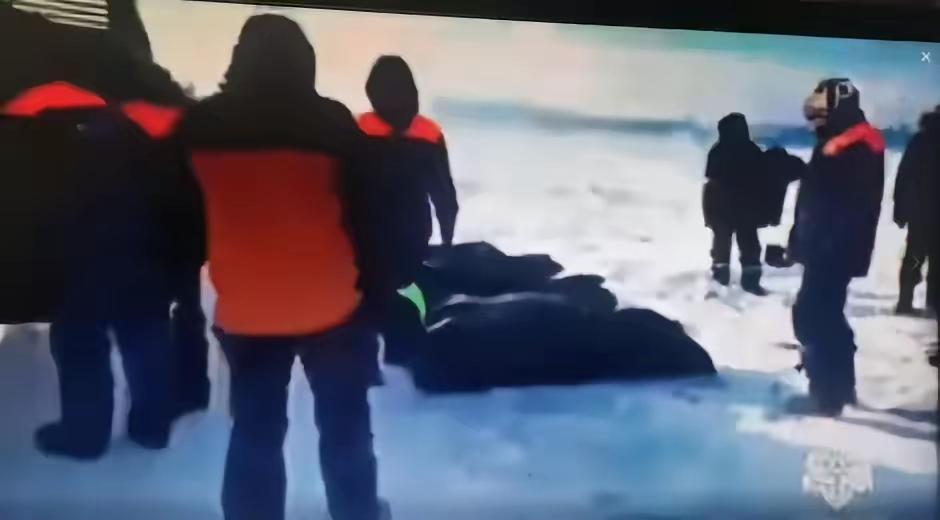 贝加尔湖打捞完毕，遗体都打捞出来了。这给很多人喜欢在冰上开车的人一些敬畏之心