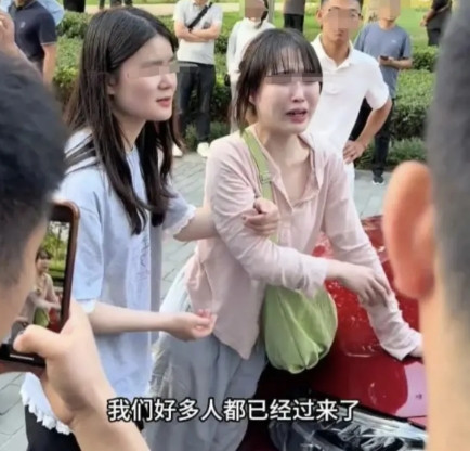 河南郑州，一女老板翘着二郎腿坐沙发上，让员工跪着跟她说话，员工做了几个月，她就找
