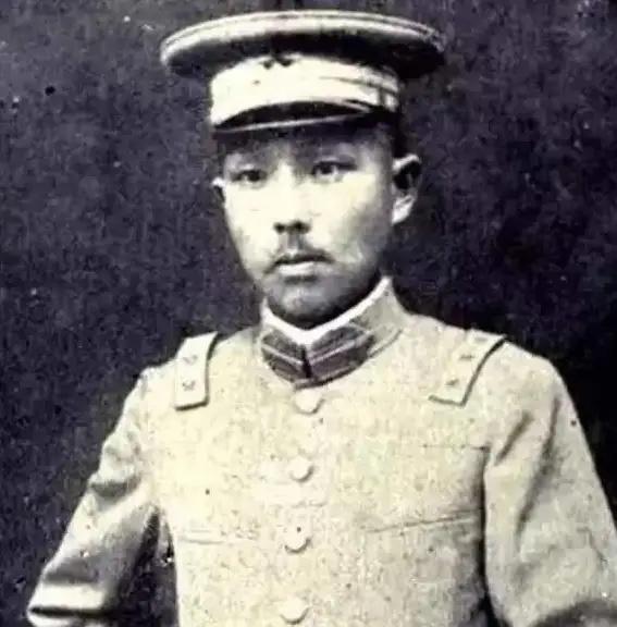 1945年，杨森和九姨太蔡文娜温存一晚后，看着熟睡的女人，杨森脸色渐冷，站起身离