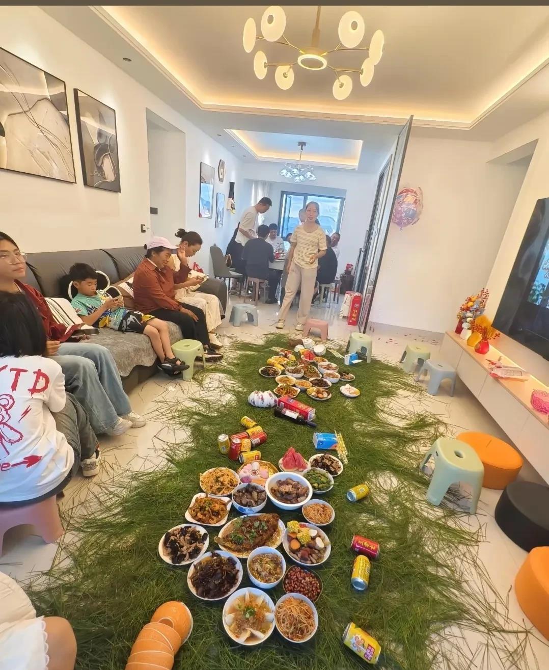 这就是传说中的流水席吗？桌上吃完地上吃