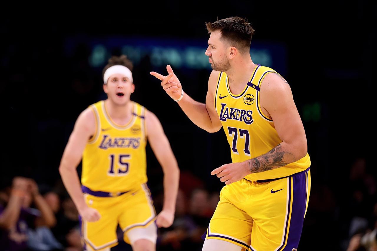 詹姆斯：东子，你说我这把年纪了，有没有可能躺拿个总冠军？？？东契奇：你这是准备