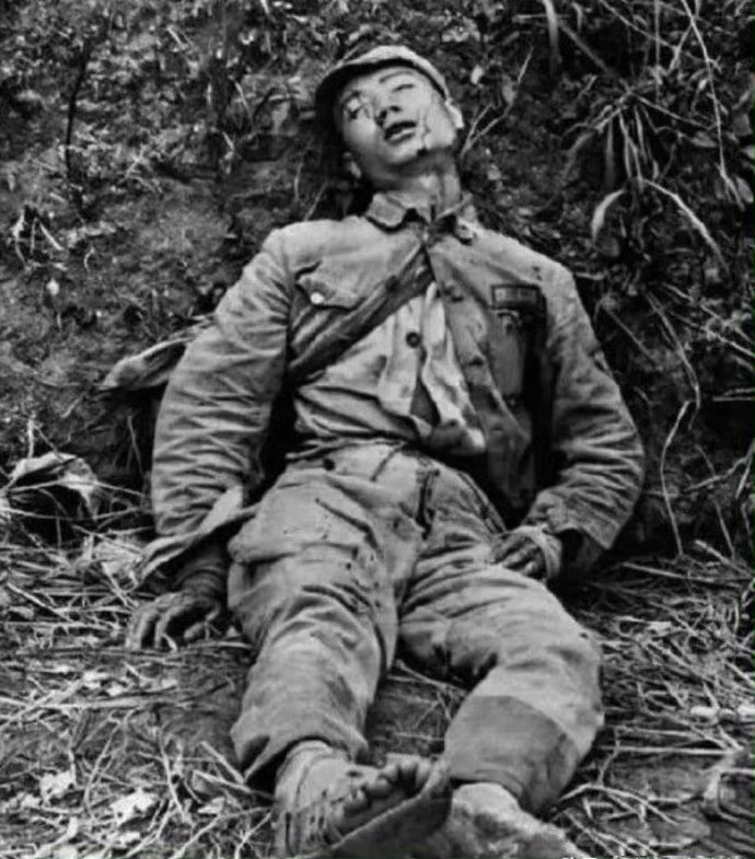泪目！抗日战争时，穿草鞋的年轻战士战死沙场。他是谁的儿子，谁的丈夫，谁的父亲，如