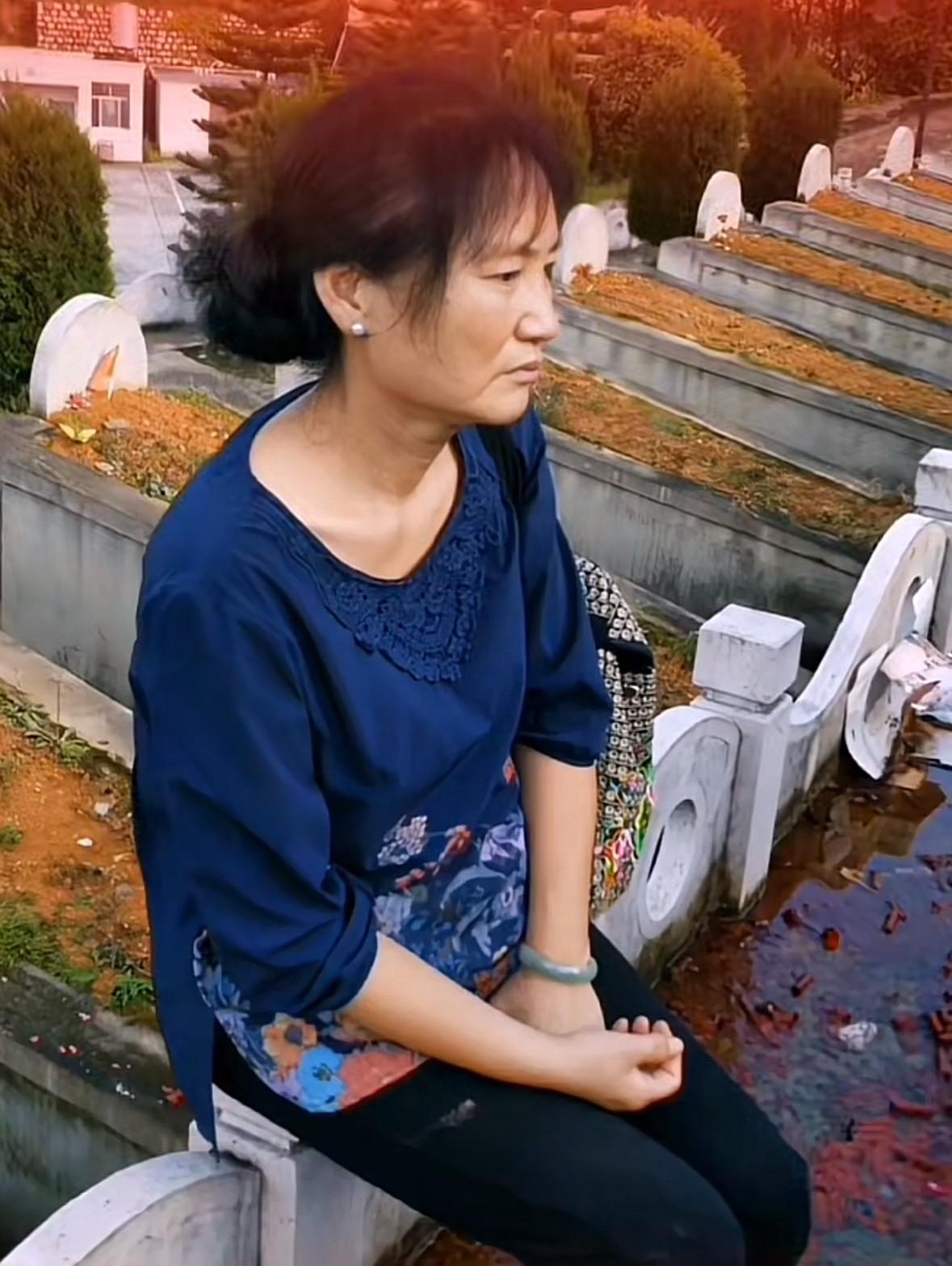 王有文牺牲那年，孙云芬才二十二岁，刚结婚不到一年。墓在云南麻栗坡，家在河南辉县，