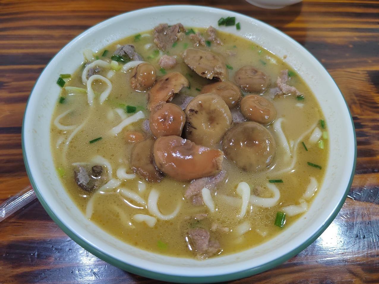 枞树菇面，40元一碗，毫不犹豫的来一碗，这是家乡的味道，也是美食的记忆。枞树菇是