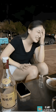 大杯啤酒里边套一小杯白酒，俗称深水炸弹，看此女子的动作，行云流水，一气呵成，应该