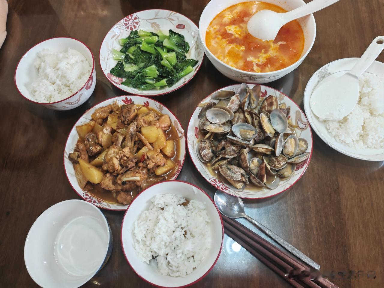 午餐和晚餐～图一二是周六的午餐晚餐，那天儿媳上班，就我和儿子孙子在家吃饭。