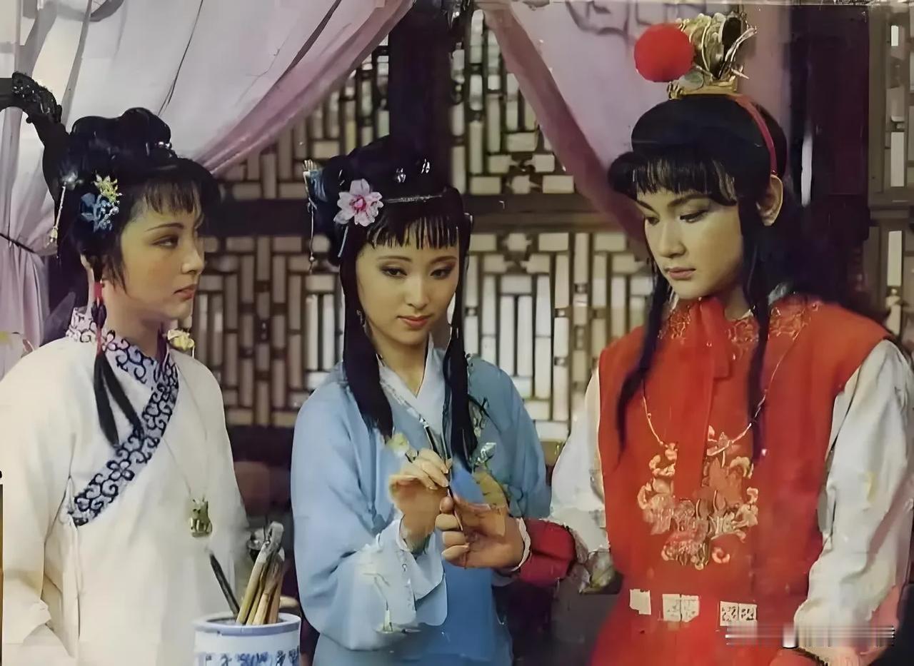 贾宝玉一大早就跑到林黛玉那里，先是用史湘云用过的水洗脸，后又央求湘云给自己梳辫子