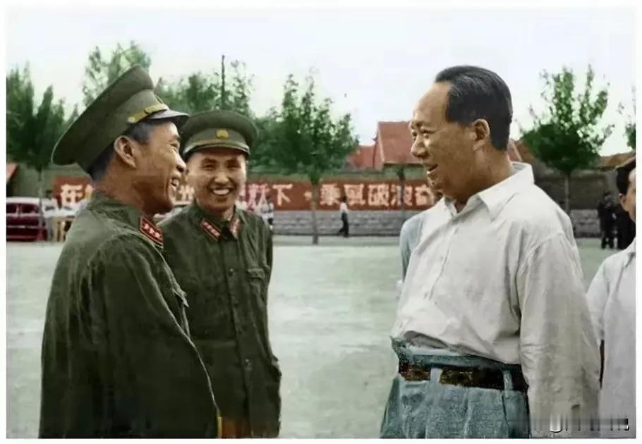 1958年，伟人到山东视察工作时，闲暇之余与曾经的警卫员陈昌奉大校相谈甚欢，当时