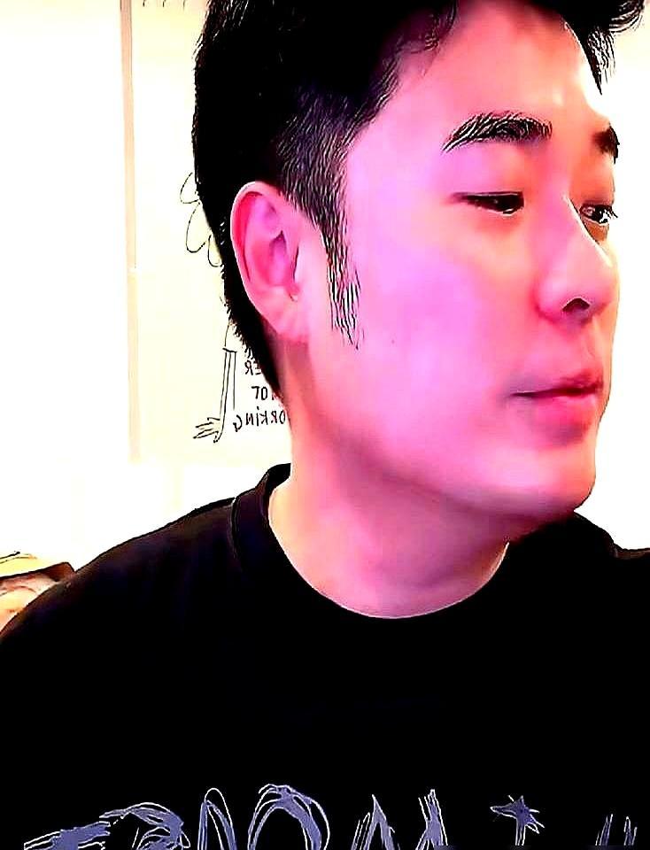 住在八千万豪宅的陈赫掏出两个巨型红包，直接让两个亲女儿双腿发软瘫倒在地板上。