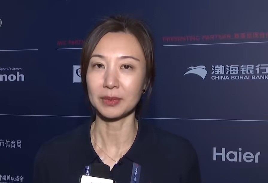李颖解说时那脸色，黑得跟锅底似的，隔着屏幕都感觉到她在压火。赢球是赢了，3比0拿