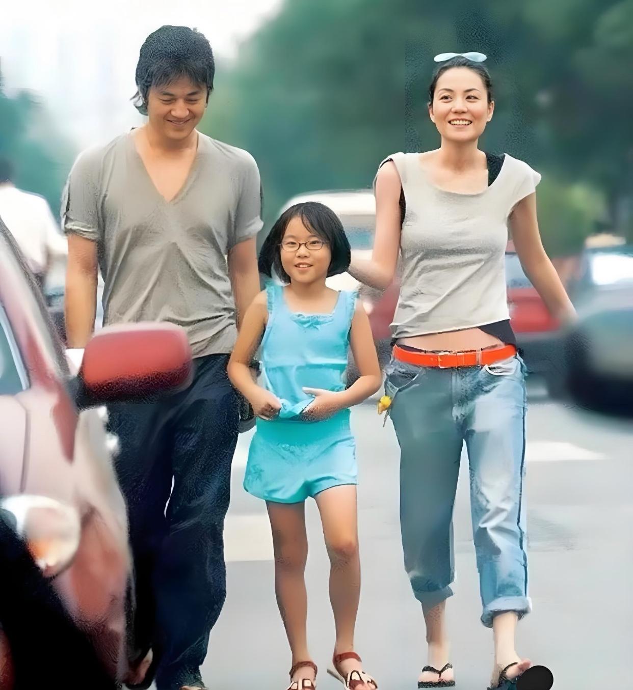 当初两人看着好适配啊，穿的还是情侣装，童童也好开心完全一家三口的即视感。看