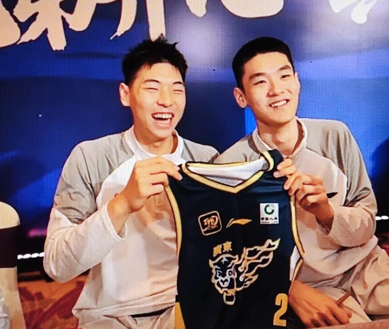 看到崔永熙和王洪泽快乐一起，球迷乐了。俱乐部杯上，王洪泽打出了水平，有杜锋当年
