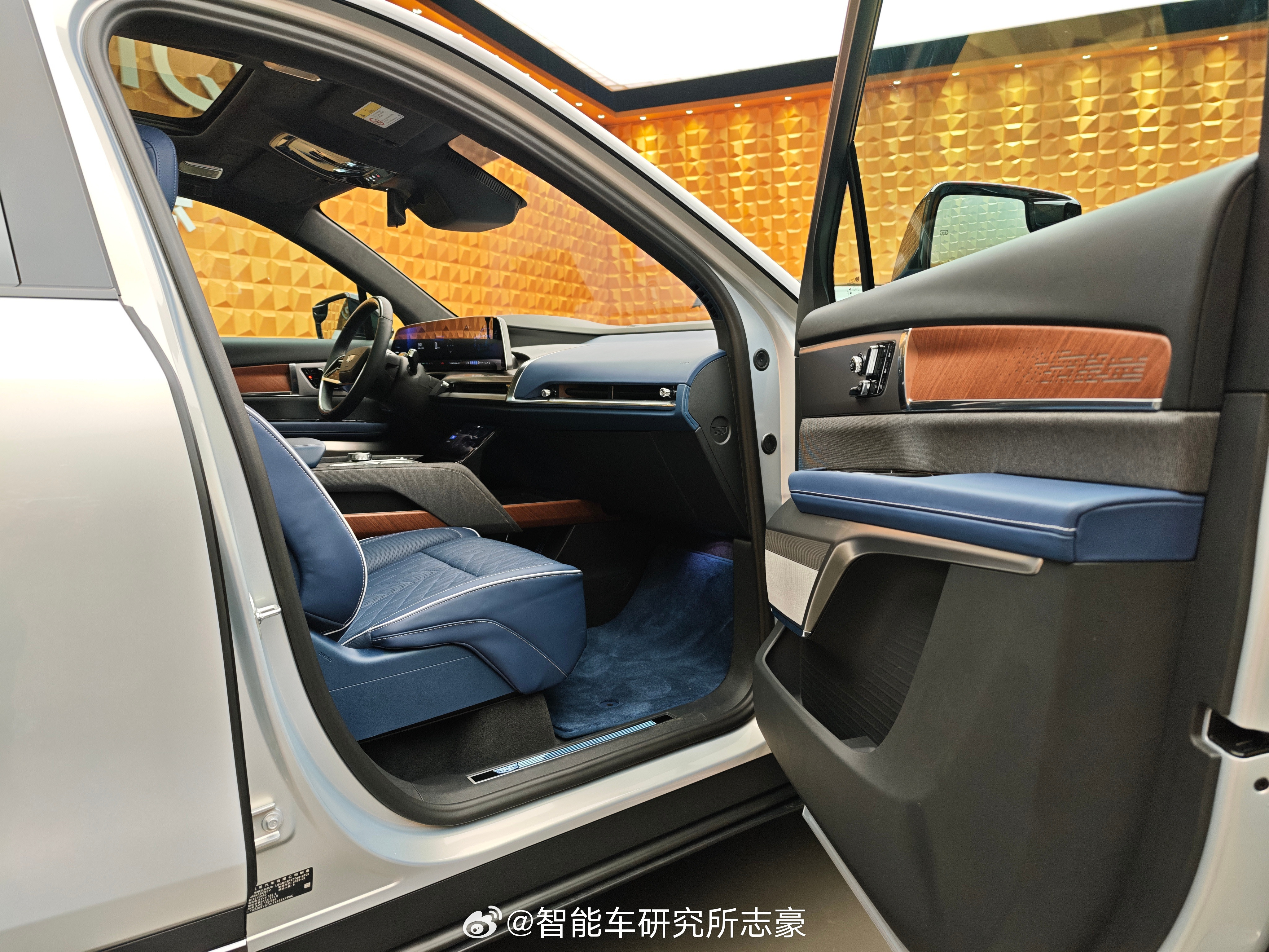 这台国产纯电的凯迪拉克6座大SUVVISTIQ凯威德，真的很有大佬座驾的气势。