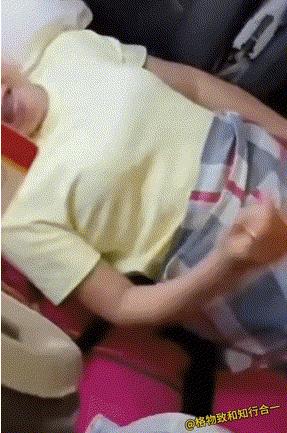 飞机上女子霸座，称自己有病必须躺着，面对警察和机组人员的劝导，女子表示：今天谁把