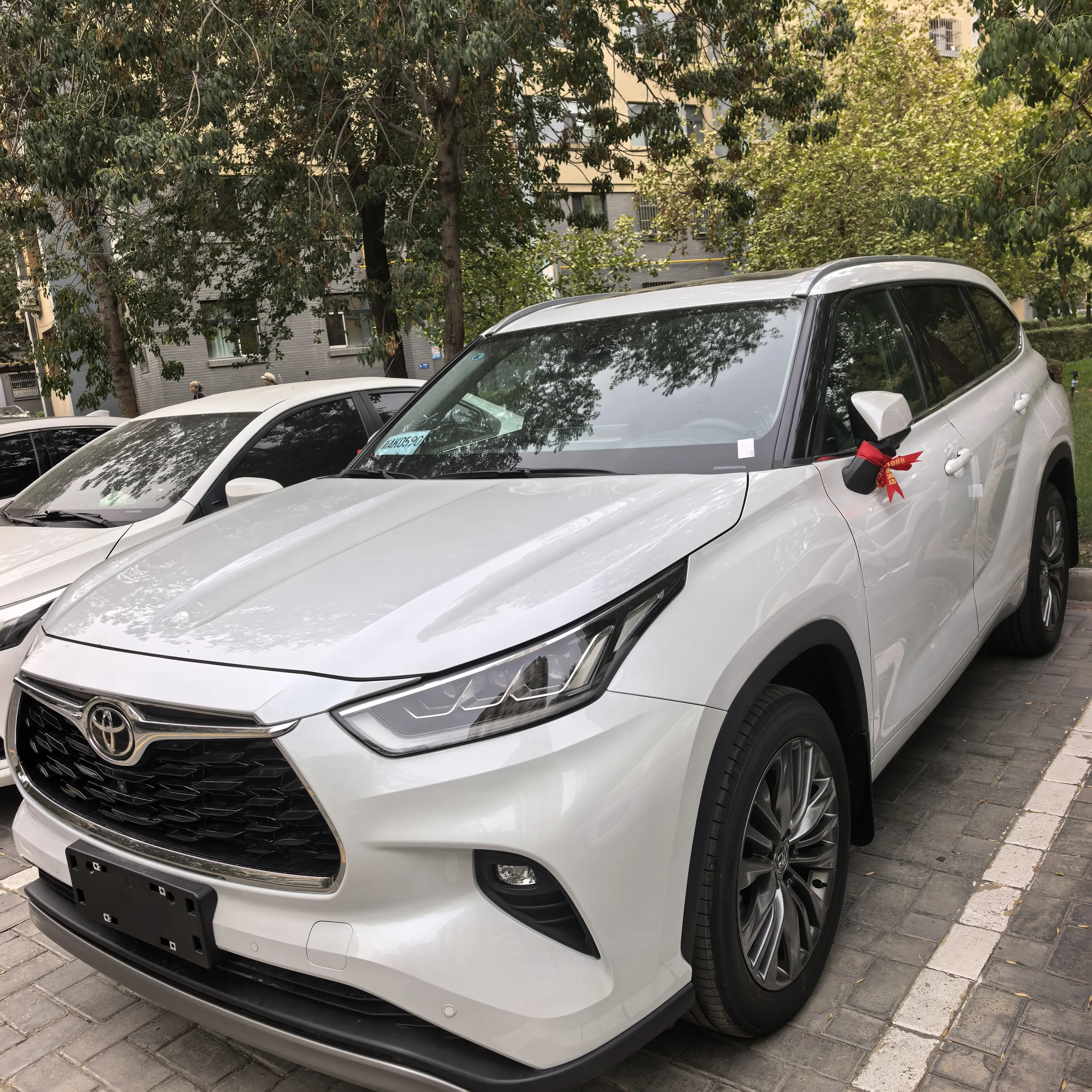 九月中旬，我入手了一台汉兰达双擎尊贵版，落地价二十九万，目前才跑了九百公里。十月一号上高速跑了一百公