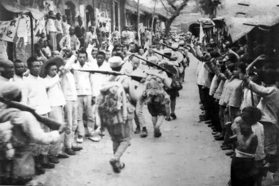 1946年，解放军六千人被三万敌军包围，旅长下令烧毁重要文件，准备拼命，谁知一个