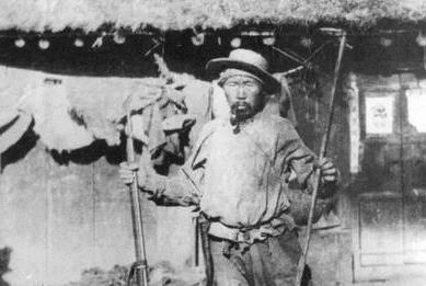 1942年，湘西巨匪张云卿冲进朴云庵，将正在扫地的13岁小尼姑一把提起，重重地摔