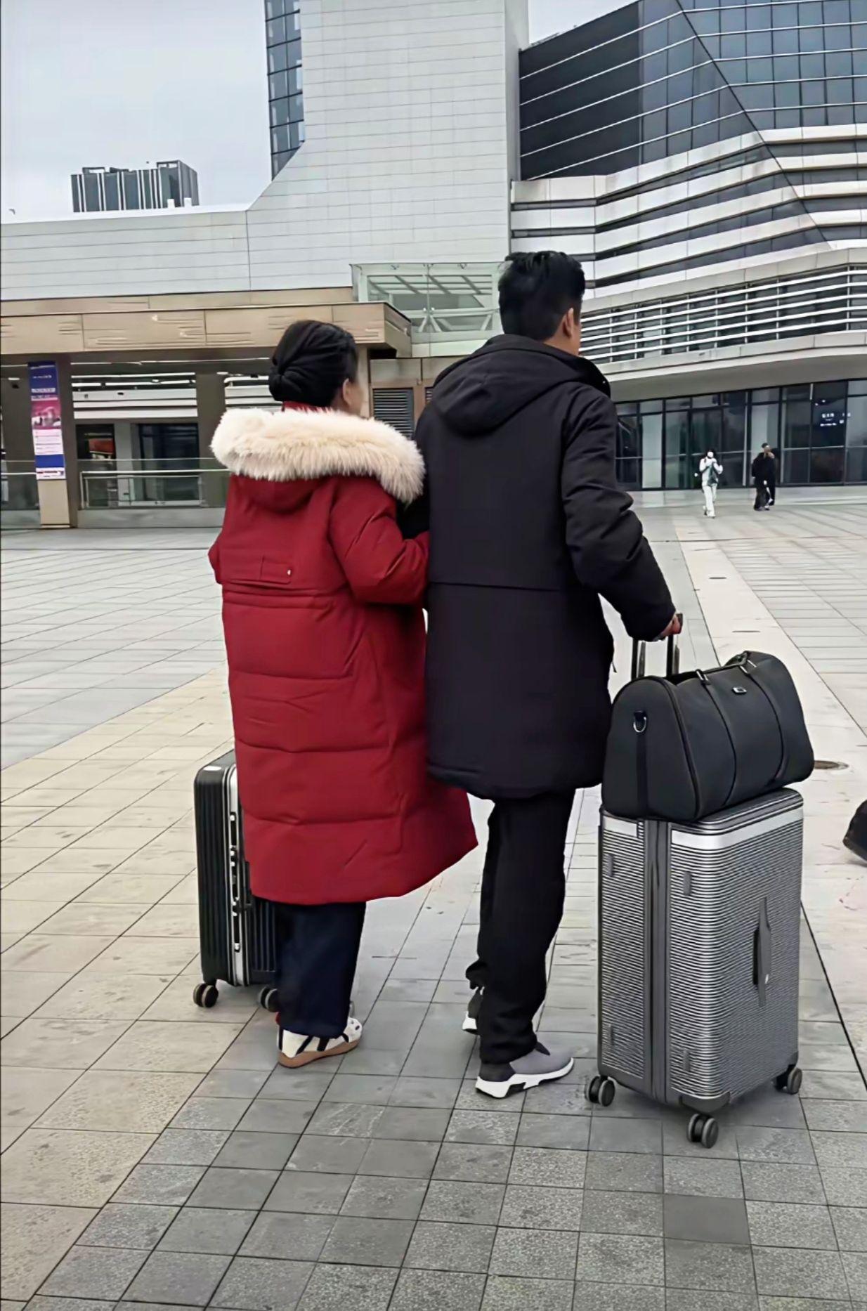 家人们姐姐们下午好，姗姗我真的有点心疼那位善良母亲了。她家里一堆事等着她去处