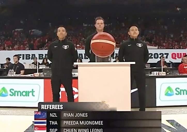 中日篮球比赛裁判很抢戏，试图为日本队争取一场丑陋的比赛，裁判的无耻程度连有良知的