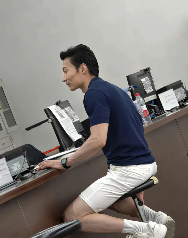 远看刘德华，近看刘德发！
