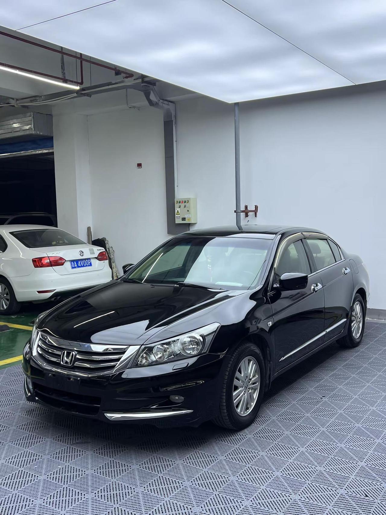 6万公里的雅阁确实丝滑好开😍。3万多本田雅阁2013年2.0