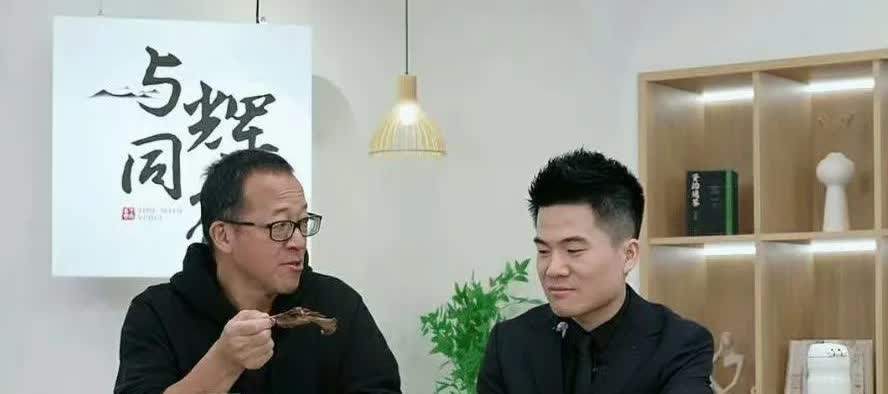 还是网友看得透！有人问：董宇辉在最新采访中为什么又重提和俞敏洪的关系？