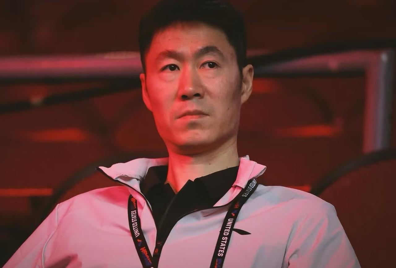 现在国乒最闹心的人就是王励勤了孙颖莎和王楚钦两个人，一个伤了左腿，一个上