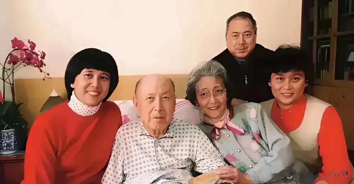 这是钱学森夫妇与子女的一张温馨家庭合影。钱学森身为享誉世界的“中国航天之父”，