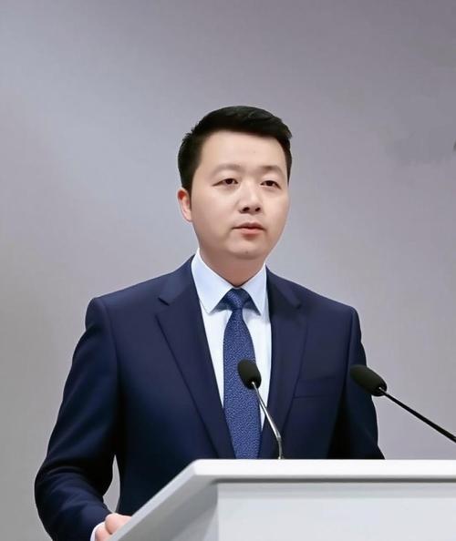 罗鸿提了个建议，直接捅了马蜂窝。他说：你搞婚外情生的孩子，凭啥还能来分合法家庭