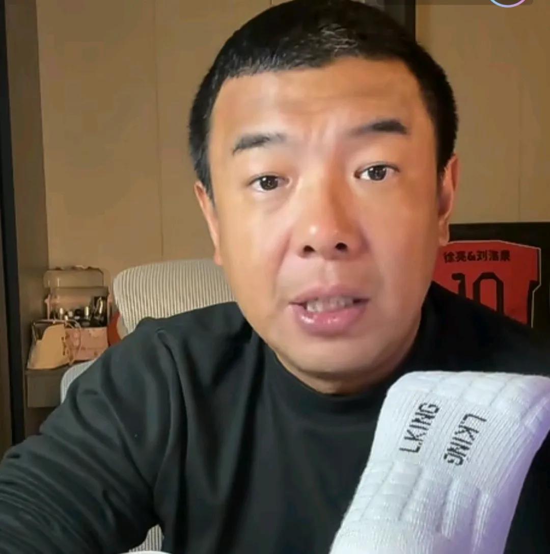 前国脚徐亮在直播间语出惊人。他认为中超大部分球队老板都没什么见识，不懂足球。只
