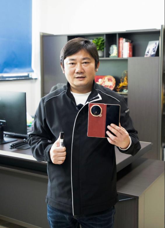 荣耀派人赴重庆给张雪送手机了，直接给张总换成了荣耀MagicV6折叠屏手机。