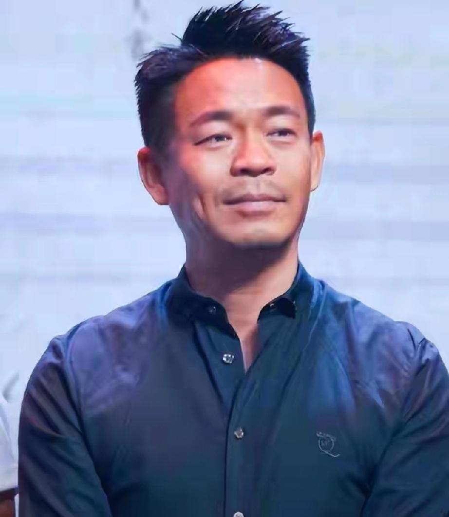 一语得罪杨坤，被娱乐圈封杀20年！今靠张嘉益力捧，57岁重返央视