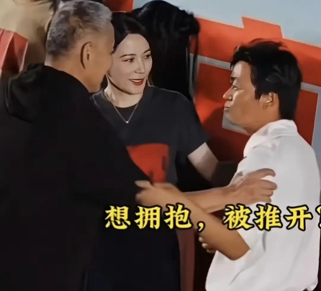 为什么推开王宝强，当年解密路演，王宝强想拥抱陈道明被一把推开《解密》路演现场那