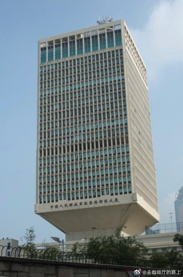 这栋楼位于香港东涌，属于东堤湾畔。整个项目共有8栋住宅，楼高29至43层，一共有